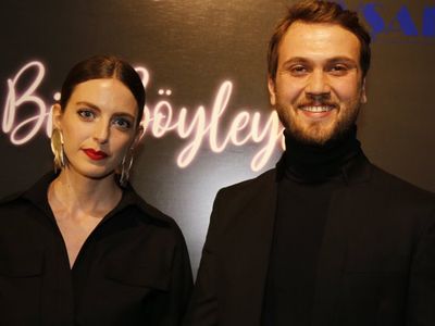 Amsterdam’a Aşk Tatiline Çıkan Aras Bulut İynemli ile Bige Önal Çiftinden Güzel Haber!
