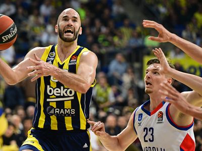 Anadolu Efes son nefeste güldü: Fenerbahçe'yi mağlup etti
