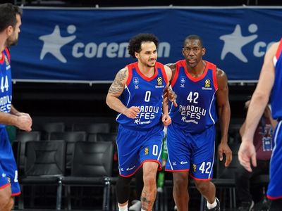 Anadolu Efes, Turkish Airlines Euroleague'de AX Armani Exchange Milan'ı mağlup ederek adını Final Four'a yazdırmak istiyor!