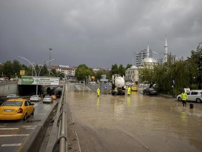 Ankara sele teslim oldu! Ev ve iş yerlerini su bastı, yollar göle döndü!