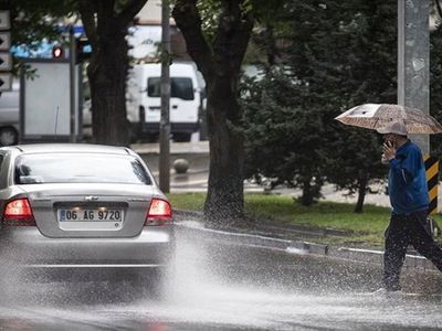 Ankara Valiliği’nden vatandaşlara uyarı: Gece saatlerinde sel, fırtına ve dolu bastıracak