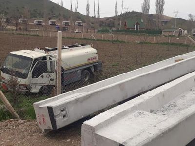 Ankara’da Beton Kolon Yola Düşünce Kaza Meydana Geldi:1 Yaralı