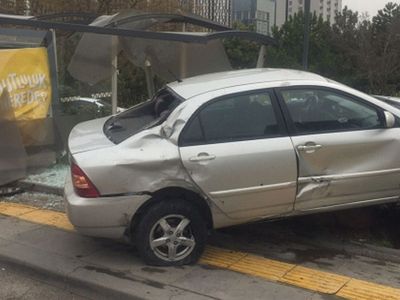 Ankara'da Otomobil Otobüs Durağına Çarparak Durabildi