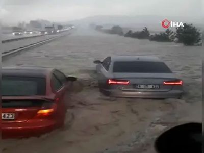 Ankara'da Sağanak Sonrası Araçlar Suya Gömüldü