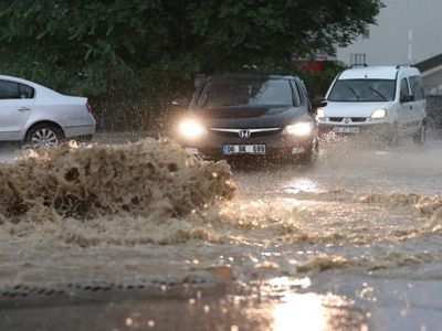 Ankara’da sağanak yağış mücadelesi: Hayat yeniden durma noktasına geldi