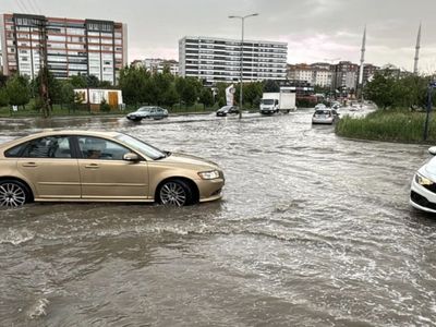 Ankara’da vatandaş zor anlar yaşadı: Sağanak yağış ve dolu aniden bastırdı