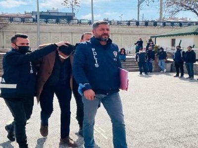 Ankara’nın Çankaya ilçesinde trafikte çekiçli saldırı! Kırmızı ışıkta geçti onu uyaran şoföre bagajdan çıkardığı çekiçle saldırdı.