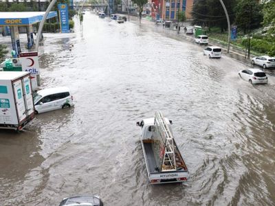 Ankara’ya bir türlü yaz gelmedi: Başkentte sokaklar göle döndü