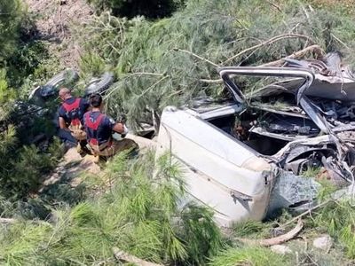 Antakya'da hafriyat kamyonu devrildi: sürücü yaralandı