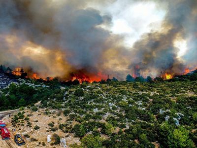 Antalya Aksu'da Orman Yangını: Havadan ve Karadan Müdahale Sürüyor