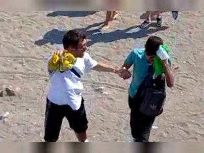 Antalya halk plajında soyunma kabindeki kadınları fotoğraflayan mülteci