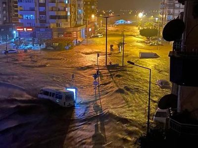 Antalya sel felaketi yaşadı: 2 ilçede eğitime ara verildi