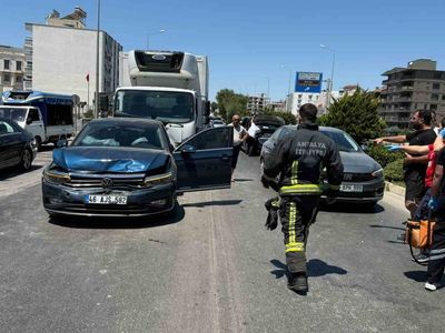 Antalya'da 3 araçlı zincirleme trafik kazası: 2 yaralı