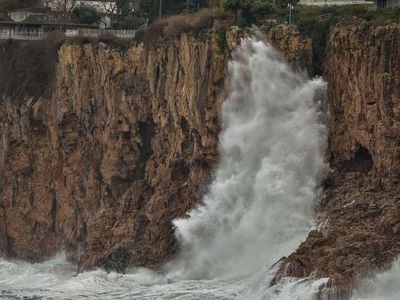 Antalya’da 7 metrelik dalgalar ünlü sahili savaş alanına çevirdi