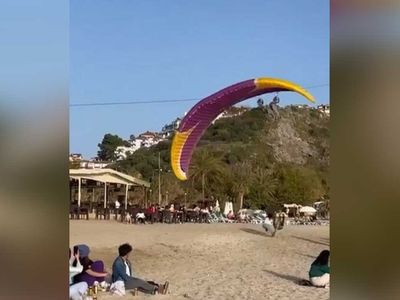 Antalya'da akılalmaz olay:  Kadın turistin üzerine yamaç paraşütçüsü düştü