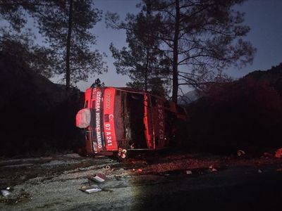 Antalya'da Araç Devrilmesi: 2 Yaralı