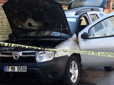 Antalya'da Bir Kişi Kız Arkadaşının Otomobilini Ateşe Verdi