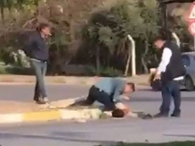Antalya’da Bir Kişi Sokak Ortasında Tekme Tokat Dövüldü