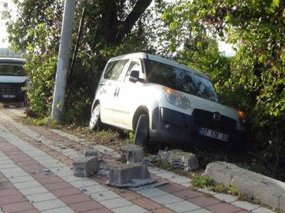 Antalya’da Bir Sürücü Kaza Yaptıktan Sonra Aracını Bırakıp Kaçtı