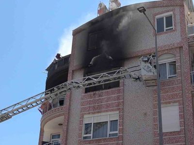 Antalya'da dairede çıkan yangında 1'i bebek 5 kişi dumandan etkilendi