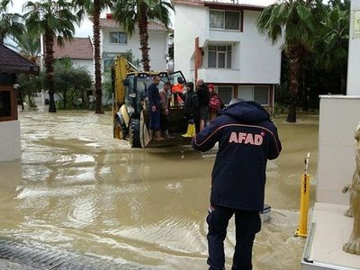 Antalya'da Etkili Olan Yağış Irmakları ve Dereyi Taşırdı! İş Yerleri ve Tarım Alanlarını Su Bastı