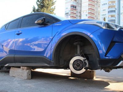Antalya'da gündüz vakti lüks otomobilin lastiklerini çaldılar! Kaldırım üzerinde bıraktılar!