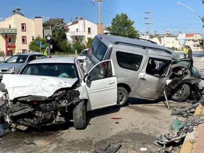 Antalya’da İki Araç Boş Yolda Kafa Kafaya Çarpıştı