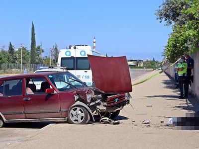 Antalya’da Kaldırımda Duran Adama Otomobil Çarptı