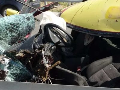 Antalya'da korkunç kaza: 25 yaşındaki taksici korkunç bir şekilde hayatını kaybetti: Taksi ortadan ikiye ayrıldı