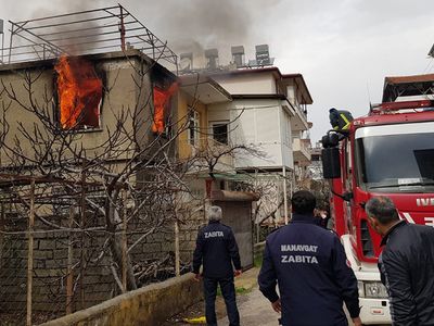 Antalya'da küle dönen evden canını zor kurtardı! Paraları yandığı için gözyaşı döktü