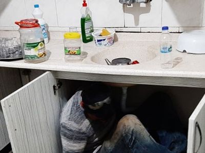 Antalya’da Kumar Baskını: 1 Şahıs Mutfak Dolabının İçinden Çıktı