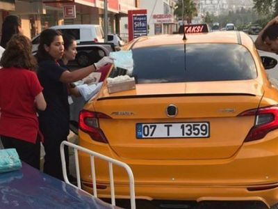 Antalya'da oldukça ilginç görüntüler! Takside doğum yaptı