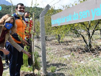 Antalya’da Otizmli Bireyler Fidan Dikti