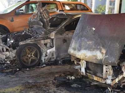 Antalya'da Oto Galeride Yangın