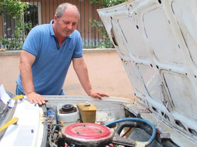 Antalya'da otomobiline kurduğu sistemle yakıttan büyük oranda tasarruf sağlıyor!