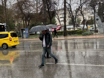 Antalya'da sağanak ve fırtına hayatı olumsuz etkiledi!