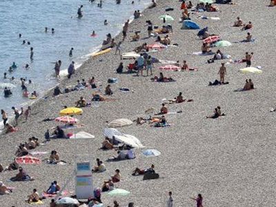 Antalya'da Sıcakların Yükselmesiyle Turistler Sahillere Koştu