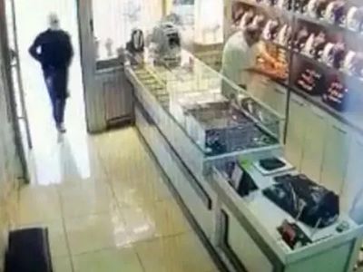 Antalya'da Silahlı Soyguncu Önce Kuyumcuyu Öldürdü, Sonra 2 Kilo Altınla Kaçtı!