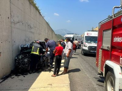 Antalya'da Tır Dorsasına Çarpan Araçta 3 Yaralı