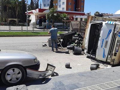 Antalya’da Yüklü Kamyon 2 Araca Çarparak Devrildi