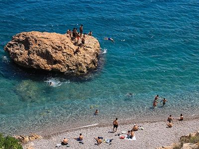 Antalya’daki Konyaaltı Plajı'nda Kısıtlama Öncesi Yoğunluk Oluştu