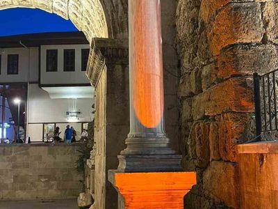 Antalya'nın tarihi kaleiçi kapıları özel aydınlatma ile ışıldıyor