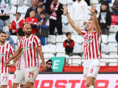 Antalyaspor evinde güldü: Karagümrük'ü 10 kişi yendi