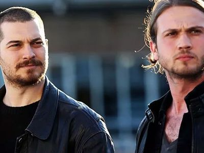 Aras Bulut İynemli ve Çağatay Ulusoy'un gençlik halleri herkesi şaşkına çevirdi! İkilinin aynı dizide figüranlık yaptığı ortaya çıktı! Görüntüleri görenler onlar olduğuna inanmıyor