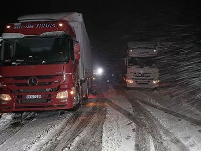 Ardahan'da Kar ve Tipi Nedeniyle Araçlar Yollarda Kaldı!