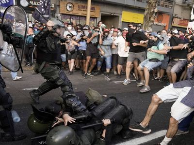 Arjantin savaş alanına döndü: Binlerce kişi reform paketini protesto ediyor