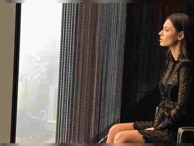 Arka Sokaklar'ın Zeliş'i Yüsra Geyik'in paylaştığı bikinili pozlarına binlerce yorum ve beğeni yağdı!