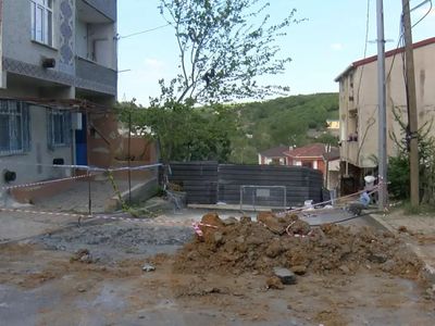 Arnavutköy'de yağış ve inşaat çalışmaları sonrası yol çöktü, bina boşaltıldı!