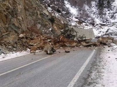 Artvin-Ardanuç-Şavşat kara yolunda heyelan meydana geldi: Yol çift taraflı ulaşıma kapandı