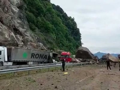 Artvin'de korkutan heyelan! Kayalar tırların üzerlerine devrildi: O anlar kameraya yansıdı